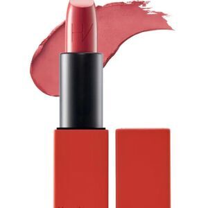 HUNG VANNGO BEAUTY
Creamy Matte Longwear Lipstick/Hyaluronic Acid
Color Mame